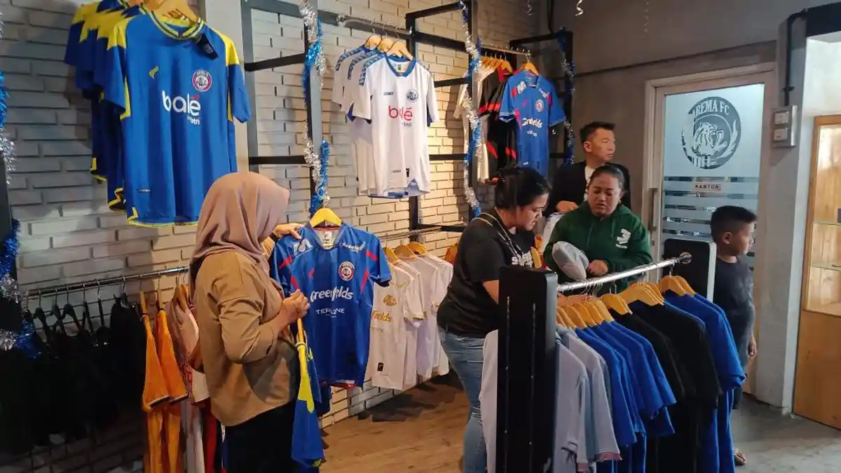 Store Arema FC Dibanjiri Aremania Jelang HUT ke-38 Tahun, Omset Tembus Puluhan Juta Rupiah