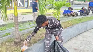 Para-prajurit-TNI-AL-bersih-bersih-di-Taman-Satu-Tungku-Tiga-Batu-STTB-Kabupaten-Fakfak.jpg