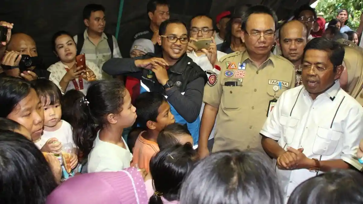 Mensos Beri Semangat Anak-anak Korban Kebakaran