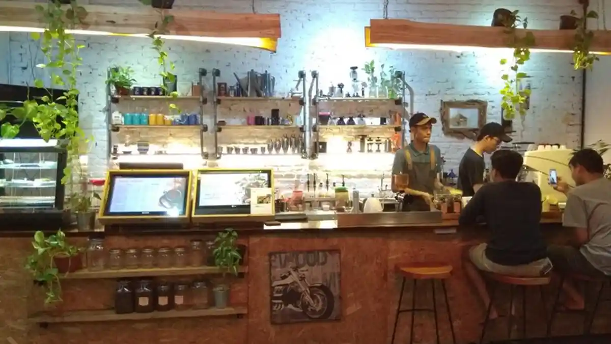 Siang Hari Jadi Bengkel, Malam Hari Tempat di Kudus Ini Jadi Coffee Shop yang Ramai Dikunjungi