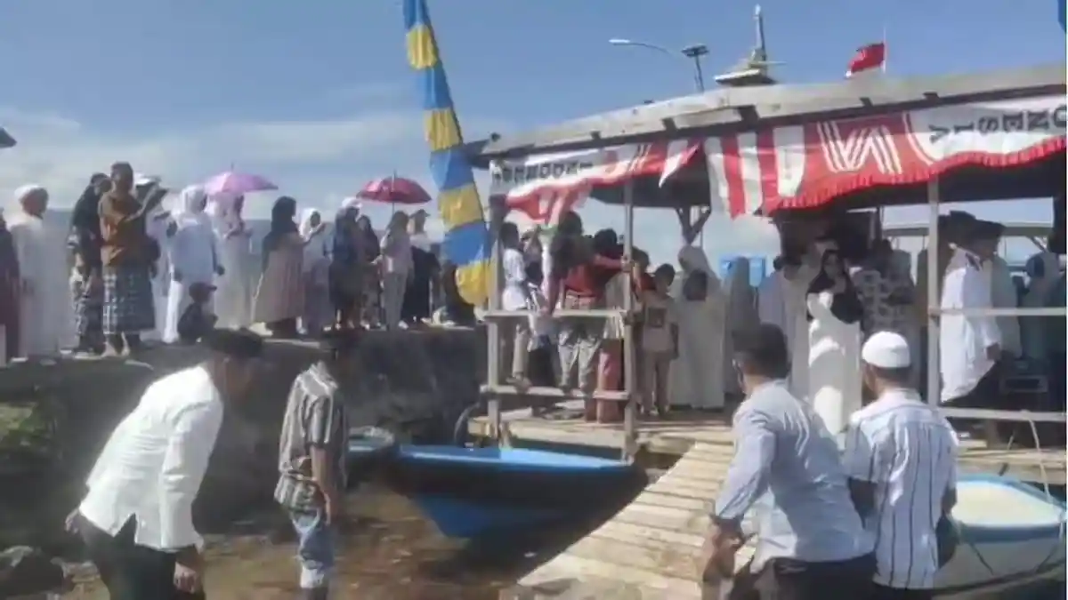 Warga Antusias Antar 4 CJH Naik Rakit dari Desa Lede ke Desa Nggele Taliabu