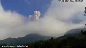 Gunung-Merapi-Muntahkan-Awan-Panas-Guguran-Sejauh-13-Kilometer-Pagi-Ini.jpg