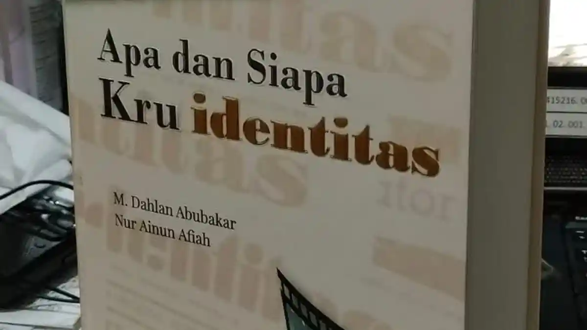 Buku Tahun Emas Identitas Unhas  'Apa dan Siapa Kru identitas' Berisi 300 Tokoh dan 7 Mantan Rektor