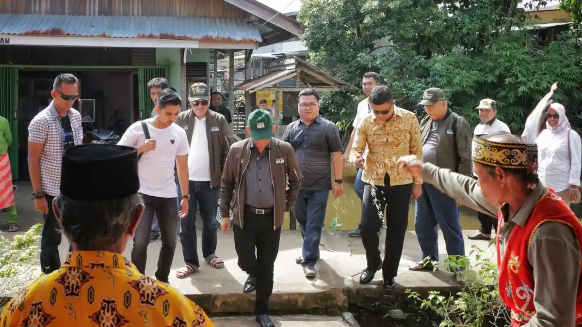 Sambangi Parindu, Sutarmidji Didoakan Warga Berhasil Pimpin Kalbar
