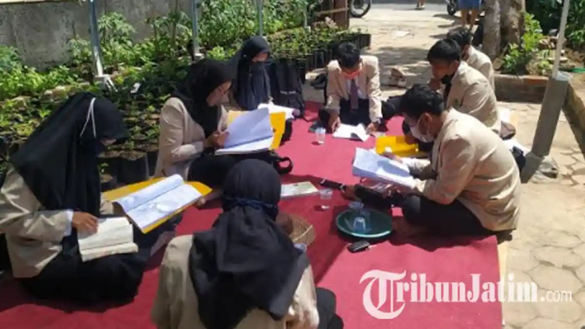 Pandemi Covid-19, Ketua STKIP PGRI Ponorogo Ajak Siswa Bimbingan dan Ujian Skripsi di Tengah Kebun