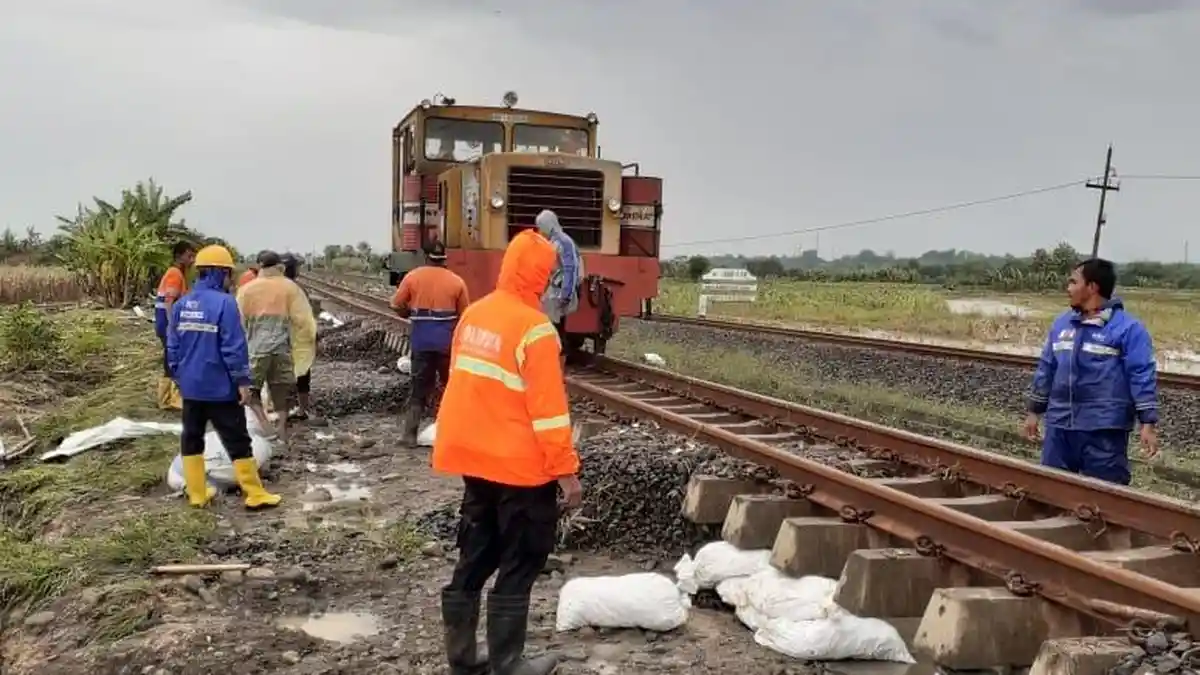 PT KAI Batalkan 4 Perjalanan Kereta Api Imbas Banjir di Stasiun Tawang Semarang