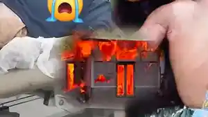 Aksi-Heroik-Nenek-Padamkan-Api-di-Tubuh-Cucu-dengan-Tangan-Kosong-saat-Rumah-Terbakar-di-Koltim.jpg