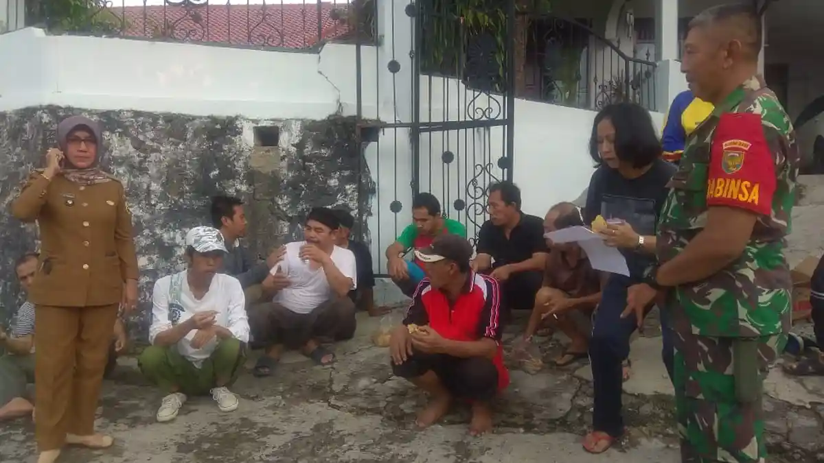 Babinsa Gotong Royong Cegah Banjir Di Kelurahan Gunung Mas