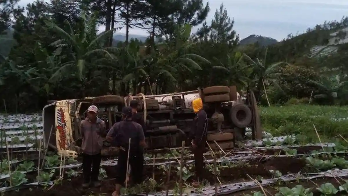 Kecelakaan di Karanganyar Truk Tangki Terguling Terjun ke Kebun Warga