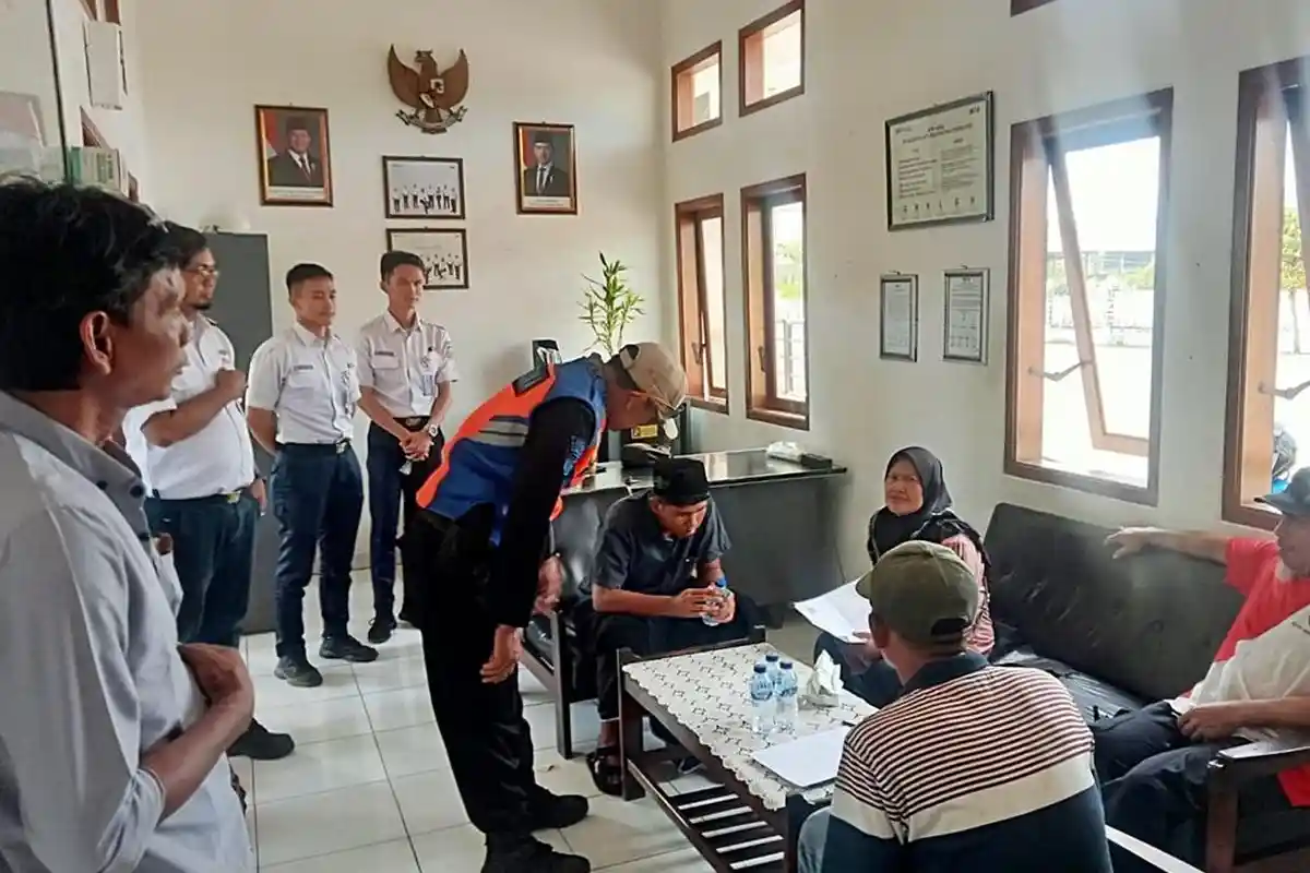 Bocah di Cirebon Ketahuan Mau Lempar Kereta Api yang Lewat, Berakhir Diamankan Petugas