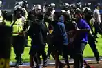 Aremania-mengevakuasi-korban-kerusuhan-di-Stadion-Kanjuruhan.jpg