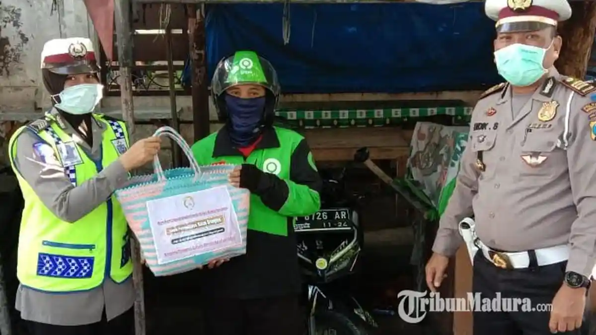 Polres Pamekasan Bagikan Sembako di Tengah Pandemi Covid-19, Sasar Ojek Online hingga Tukang Becak