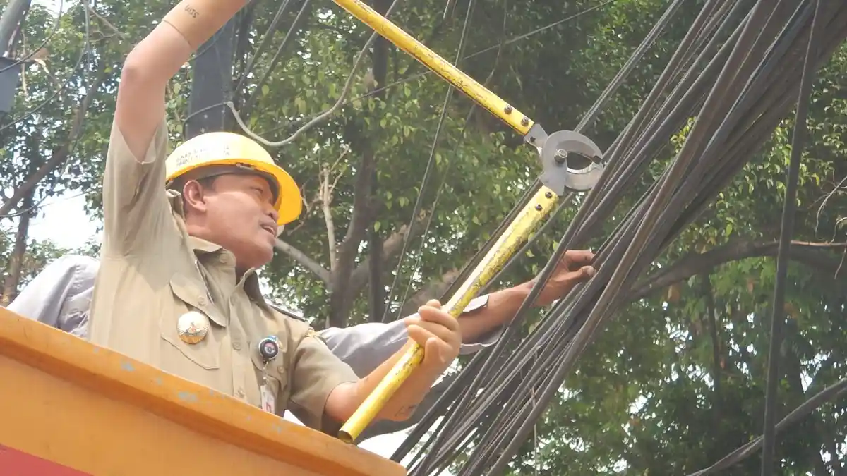 Pemkot Jakarta Selatan Tertibkan Kabel Semrawut di Mampang Prapatan