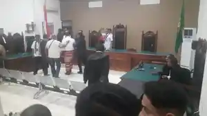 Terdawak-Erik-Mella-digiring-petugas-Pengadilan-menuju-ke-mobil-tahanan.jpg