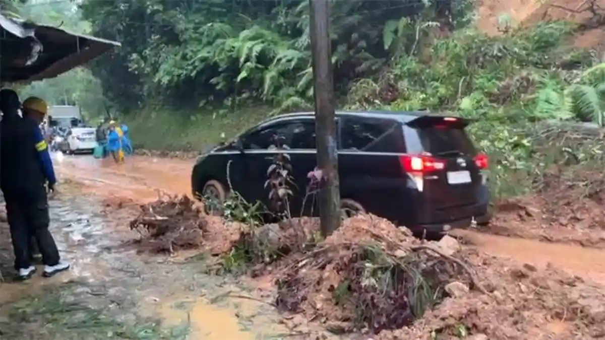 Jalan Gunung Gelap Garut Sudah Bisa Dilalui Usai Longsor, Polisi Lakukan Buka Tutup