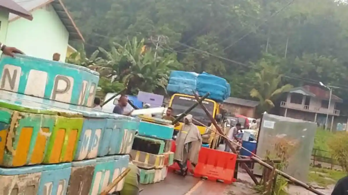 Kades Hikong dan Warga Tutup Jalan Maumere-Larantuka, Ini Pemicunya