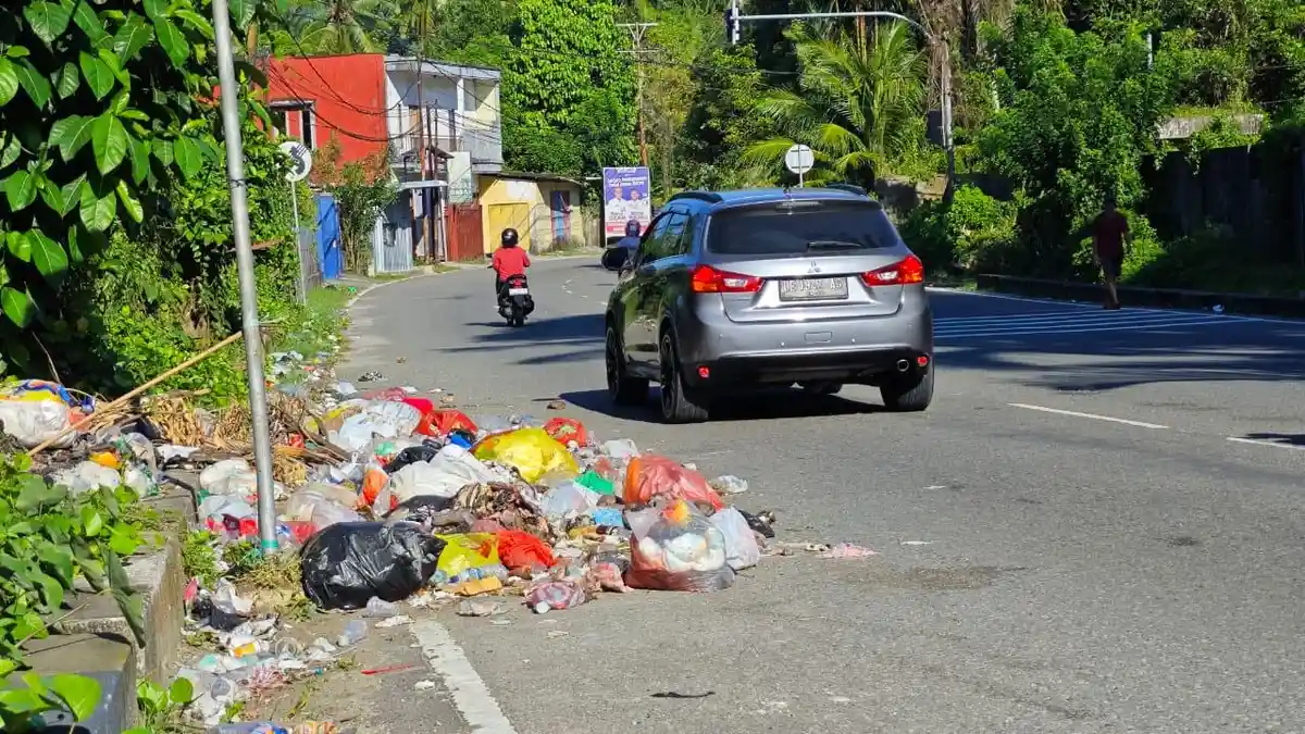 Lagi, Sampah Menumpuk di Tepi Jalan Negeri Suli - Maluku Tengah