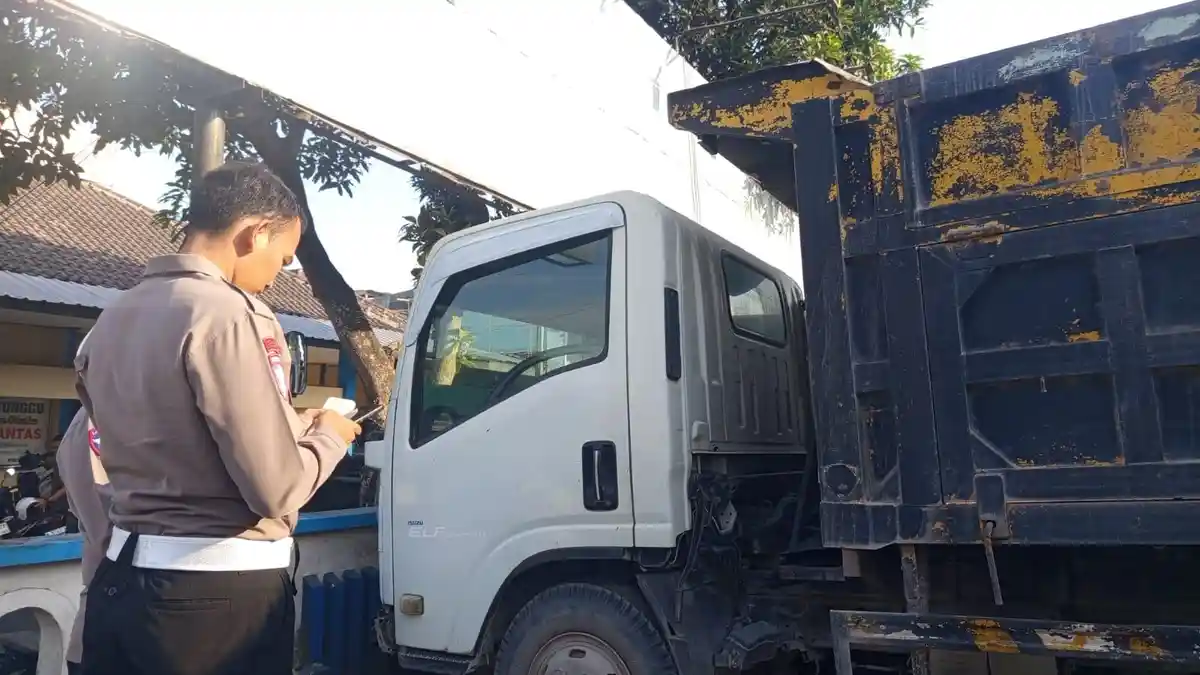 Nahas, Balita di Lumajang Tewas Tertabrak Truk Saat Menyeberang