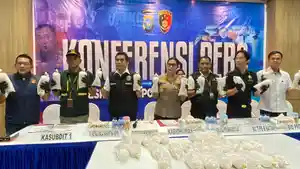 Dirkrimsus-dan-Kabid-Humas-Karantina-Bea-Cukai-dan-BPBL-ekspos-kasus-benur-di-lobby-Rabu-205.jpg