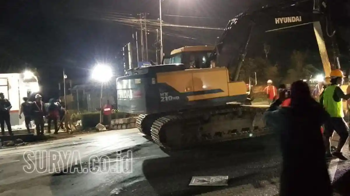 Balai Teknik Perkeretaapian Surabaya Perbaiki Rel Kereta Api di Dekat Stasiun Arjasa Jember