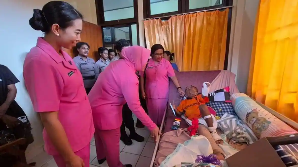 Pengurus Bhayangkari Polresta Jayapura Kunjungi Anak Korban Kekerasan Pasutri