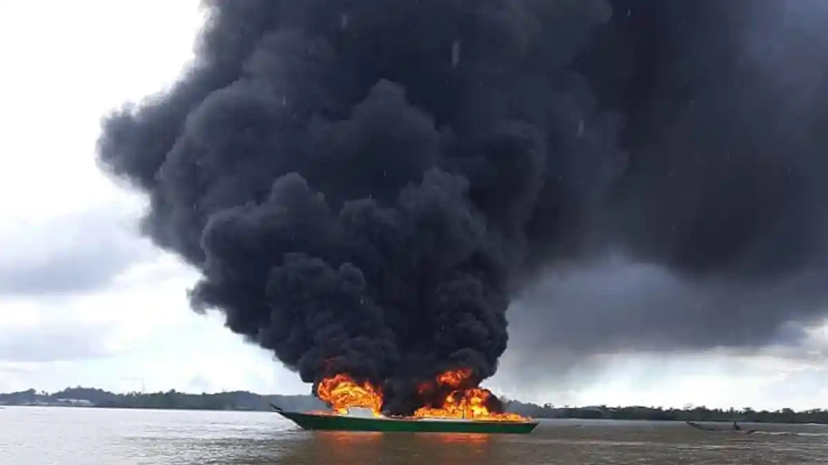 Mengisi BBM di APMS, Kapal Dompeng di Anggana Kukar Terbakar, Motoris Sempat Pingsan