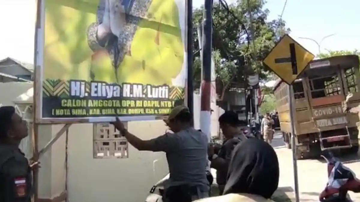 Bawaslu Kota Bima Tertibkan Alat Peraga Sosialisasi Kampanye