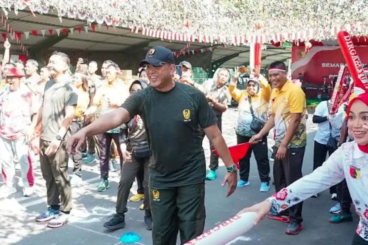 Potret Pangdam V/Brawijaya Rudy Saladin Membaur Ikut Lomba Agustusan Bareng Prajurit