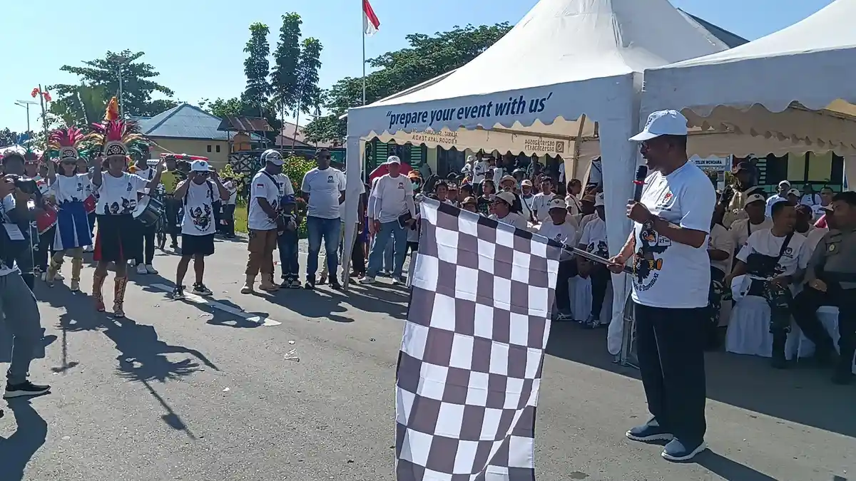 Lepas Peserta Jalan Sehat 27 Hari Menuju Pilkada 2024, Derek Ampnir Ingatkan Masyarakat Mencoblos