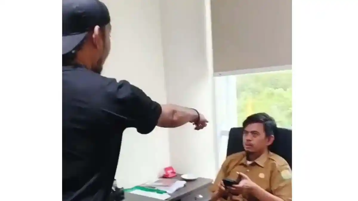 Sekelompok Pria Mengaku “Ban Teubit Uteun” Mengamuk di Kantor Dinas Perkim Aceh