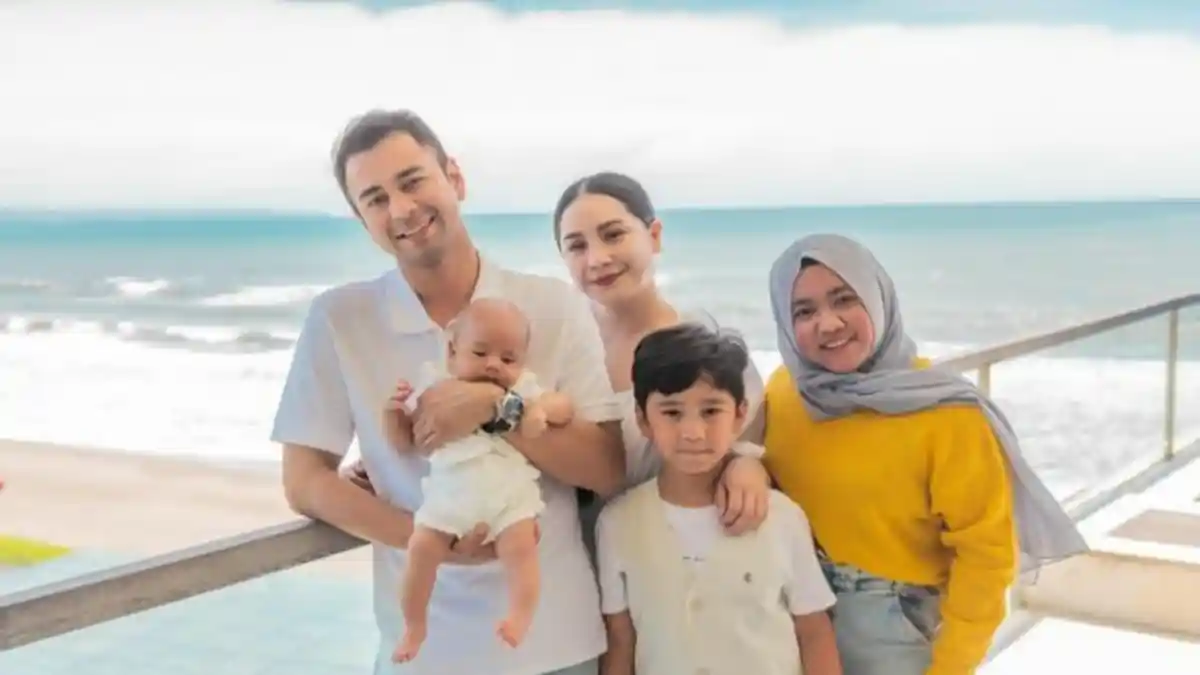 Ditinggal Mbak Lala Pulang Kampung, Rafathar Mellow Cium Pipi Sang Pengasuh Sebagai Salam Perpisahan