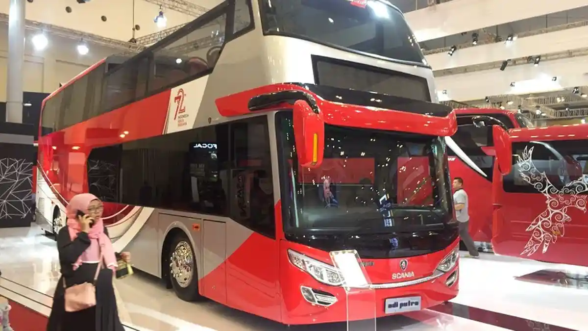 Bus Tingkat City Tour di Booth Karoseri Adi Putro Memikat Hati Pengunjung