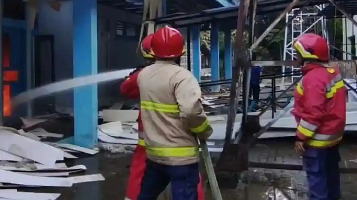 Gedung Laboratorium Fakultas Pertanian USK Banda Aceh Terbakar, 4 Motor dan 2 Mobil Hangus