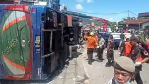 BUS-TERGULING-PADANG-PANJANG.jpg