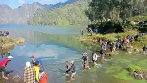 Pendaki-saat-melintas-di-Danau-Segara-Anak-Gunung-Rinjani.jpg