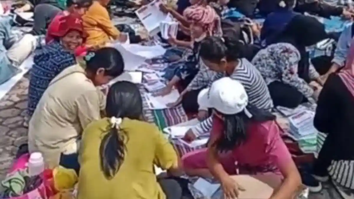 Caleg Perempuan Asal Golkar Ini Tepergok Ikut Sortir dan Lipat Surat Suara, Ini Dalihnya