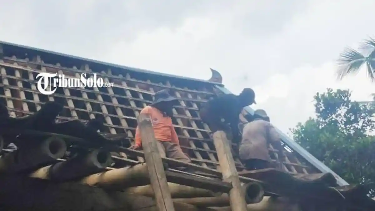 Gotong Royong, Warga Bantu Pasang Genteng Rumah Warga Karanganyar Terdampak Gempa
