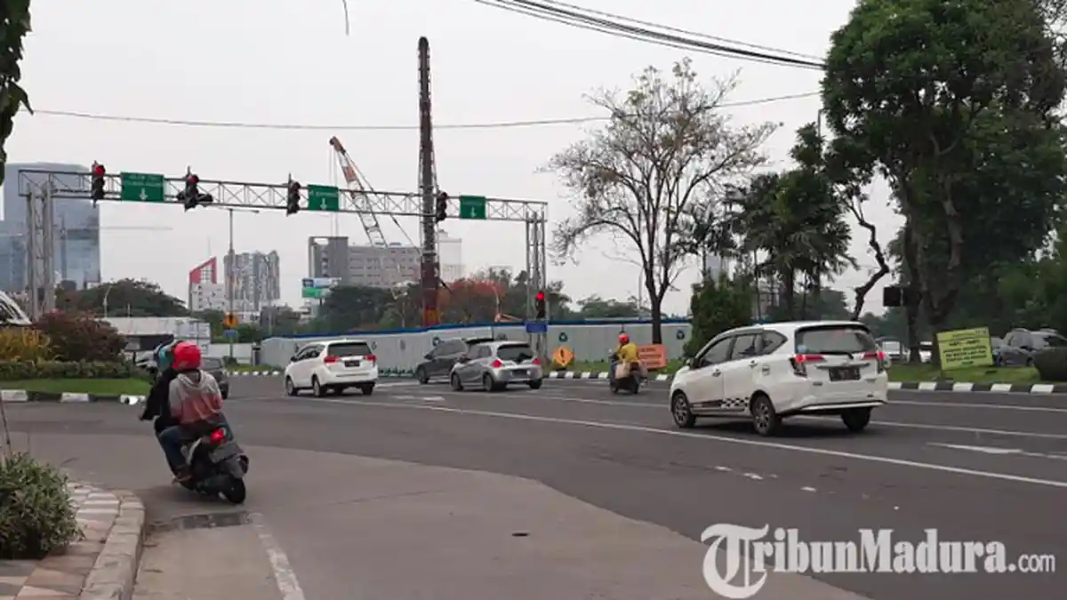 Jelang Hari Natal, Jalanan di Kota Surabaya Mulai Sepi, Cuaca Berawan Disertai Gerimis Ringan