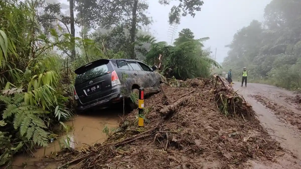Gunung Salak, Aceh Utara Longsor, Satu Mobil Innova Tergelincir