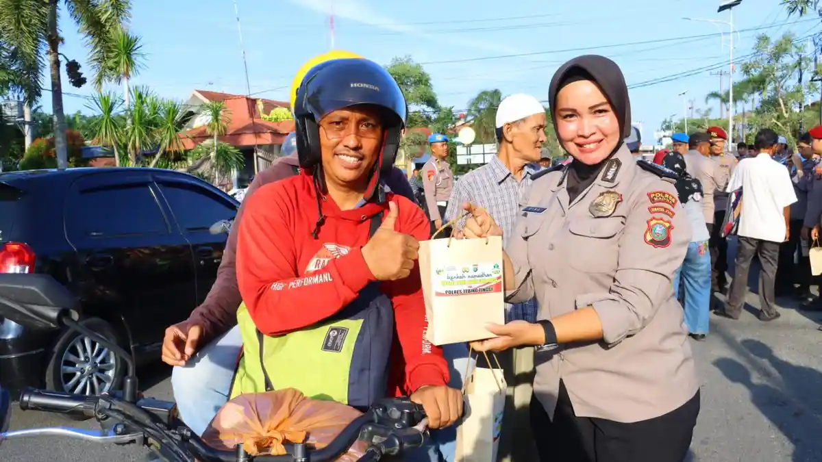 Bakti Sosial Polres Tebingtinggi, Bagikan Takjil kepada Masyarakat yang Melintas di Jalan