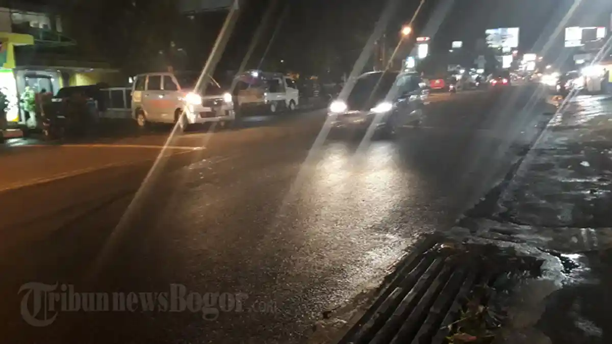 Lalu Lintas Di Jalan Raya Puncak Depan RSUD Ciawi Malam Ini Ramai Ramai Lancar