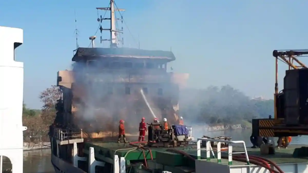 Kapal Kargo di Pelabuhan Tanjung Perak Terbakar, Mesin hingga Ruang Nahkoda Ludes Dilumat Api