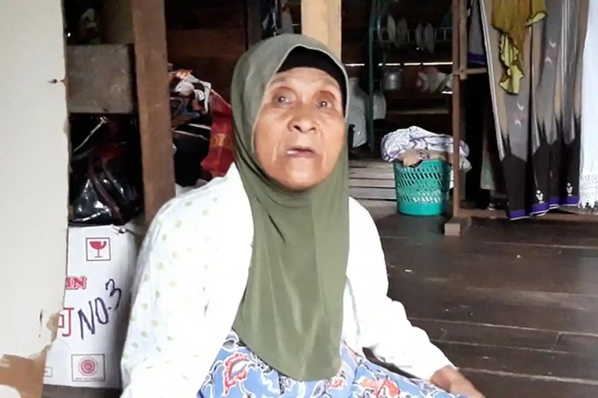 Hanya Bisa Tabah Putranya Terduga Teroris, Asna Ungkap Komunikasi Terakhir Dengan NH