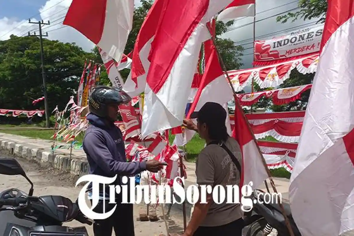 Bupati Sorong Selatan Borong Bendera Dagangan, Pedagang Musiman di Sorong Ini Ketiban Rezeki