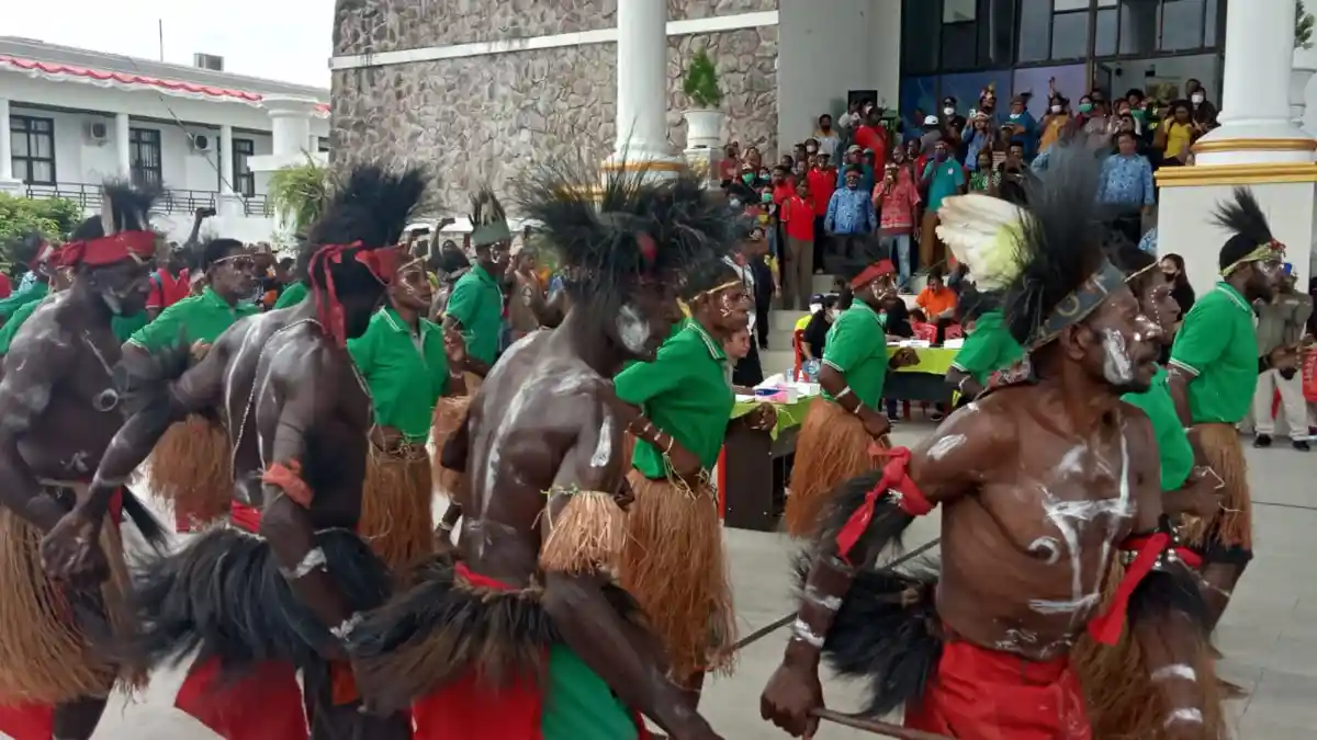 Lomba Tarian Adat Papua Meriahkan HUT Korpri ke-50 di Mimika