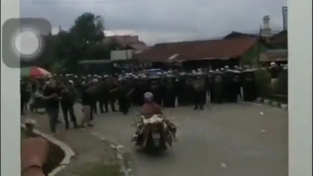 Viral Video Emak-emak Naik Motor Bawa Bebek Terobos Barikade Polisi di Tengah Demo UU Cipta Kerja