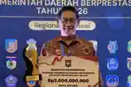 PENGHARGAAN-Wali-Kota-Bitung-Hengky-Honandar-ass.jpg