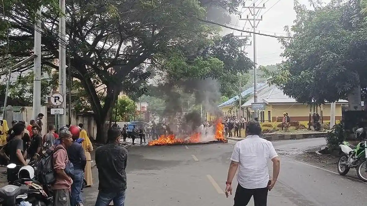 Aksi Bakar Ban Bekas Putus Akses di Jl Dr Moh Hatta Luwuk
