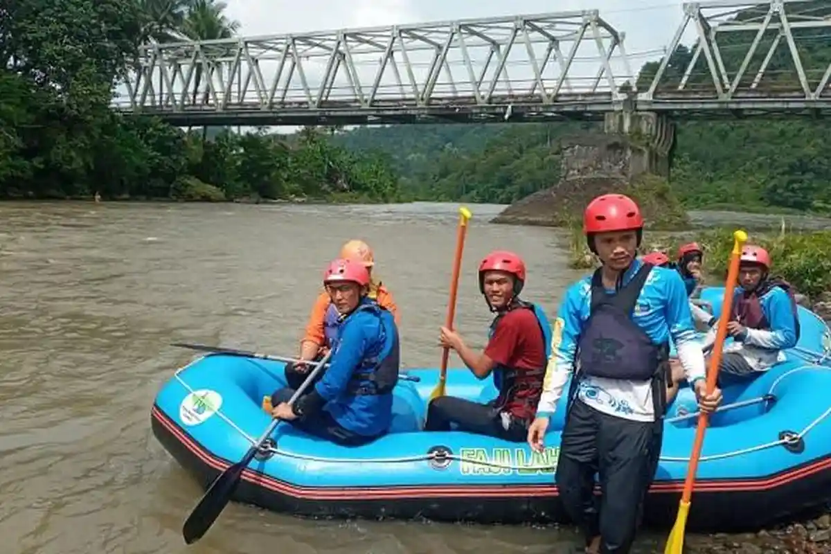 Pencarian Fahrudin yang Hanyut di Sungai Endikat Pagaralam, Tim Naik Perahu Karet