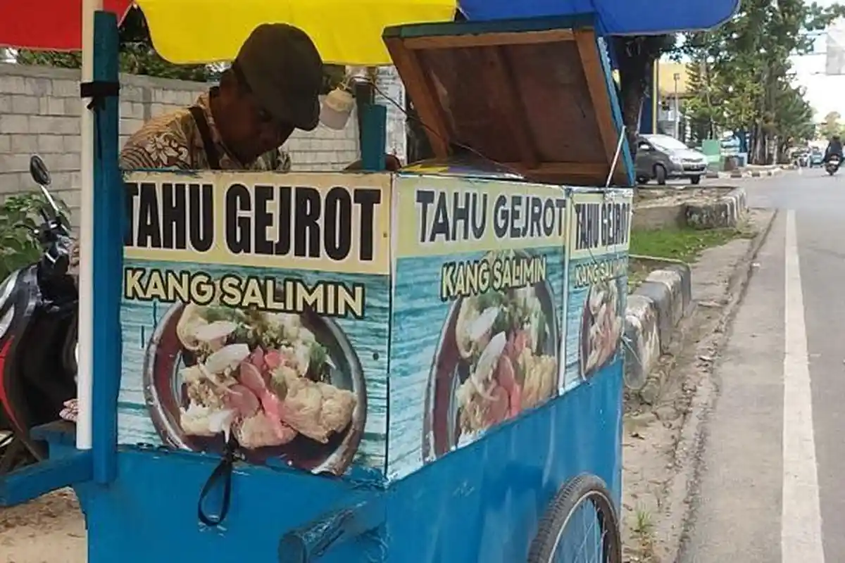 Kisah Salimin Berjualan Tahu Gejrot di Kendari Sulawesi Tenggara Hingga Bisa Kuliahkan 3 Anaknya